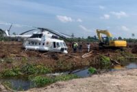 Helikopter BNPB melakukan pendaratan di area terbuka di lahan gambut Kelurahan Mendawai Seberang, Kabupaten Kotawaringin Barat. (Dok. BNPB) 

