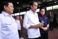 Presiden Jokowi ditemani Menteri Pertahanan Prabowo Subianto dan Menteri BUMN Erick Thohir meninjau produk senjata dan kendaraan PT Pindad. (Facbook.com/@Erick Thohir)
