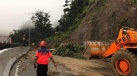 Alat berat dikerahkan dalam penanganan darurat pembukaan jalan di KM59 jalur piket nol Lumajang-Malang. (Dok. BPBD Kabupaten Lumajang) 
