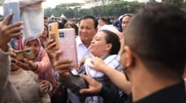 Menteri Pertahanan RI Prabowo Subianto disambut antusiasme warga saat hadir mendampingi Presiden Joko Widodo menghadiri acara “Pasar Rakyat Kota Malang”.  (Dok. Tim Media Prabowo)