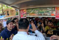 Menteri Pertahanan Prabowo Subianto menunggu giliran jajan takoyaki di tengah suasana heboh masyarakat menyambut kedatangannya. (Dok. Tim Media Prabowo Subianto)