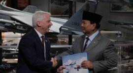 Menteri Pertahanan RI Prabowo Subianto menyaksikan penandatanganan nota kesepahaman atau MoU komitmen pembelian 24 unit pesawat tempur F-15EX baru dari Amerika Serikat (AS). (Dok. Tim Media Prabowo Subianto)

