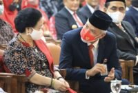 Ketua Umum PDIP Megawati Soekarnoputri dan bakal calon presiden Ganjar Pranowo. (Facbook.com/@Ganjar Pranowo)
