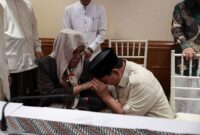 Capres Koalisi Indonesia Maju (KIM) Prabowo Subianto menghadiri silaturahmi bersama para kiai khos daerah Jawa Timur. (Dok. Tim Media Prabowo) 
