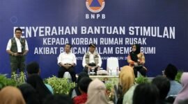 BNPB menyerakan dana stimulan bagi warga yang terdampak gempa bumi Sumedang. (Dok. BNPB)