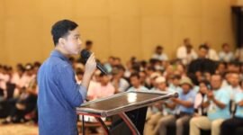 Cawapres Gibran Rakabuming Raka hadir dan berkonsolidasi dengan Relawan Solidaritas Anak Muda untuk Toleransi Indonesia (SAKTI) dari 28 Kabupaten/Kota se-Provinsi Jawa Tengah di The Sunan Hotel Solo, Kamis 11 Januari 2024. (Dok. TKN Praɓowo - Gibran)