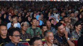 Menteri Pertahanan (Menhan) Prabowo Subianto disambut riuh luluban ribuan warga termasuk para petani dan peternak di Sumedang. (Dok. Tim Media Prabowo Subianto)


