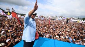 Calon presiden nomor urut 2, Prabowo Subianto menyapa puluhan ribu masyarakat Sulawesi Utara dalam acara yang digelar di Lapangan Schwarz, Langowan.  (Dok. TKN Prabowo Gibran)