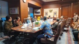 Perkumpulan Profesi Pasar Modal Indonesia (PROPAMI) menggelar pertemuan dengan Komisioner Otoritas Jasa Keuangan (OJK), Kepala Eksekutif Pengawas Perilaku Pelaku Usaha Jasa Keuangan, Edukasi, dan Pelindungan Konsumen merangkap anggota, Friderica Widyasari Dewi, Pada hari Selasa (5/3/24).