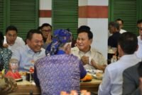 Menteri Pertahanan, Prabowo Subianto Mampir Makan Bakso di Cimahi. (Dok. Tim Media Prabowo)