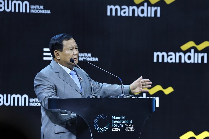 Menteri Pertahanan RI Prabowo Subianto saat menjadi keynote speaker pada acara Mandiri Investment Forum 2024 di Fairmont Hotel Jakarta. (Dok. Tim Media Prabowo)

