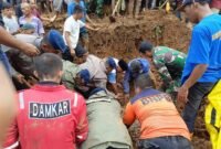 Proses evakuasi korban meninggal dunia yang tertimbun longsor di Kabupaten Padang Pariaman, Sumatra Barat. (Dok. BPBD Kabupaten Padang Pariaman.)