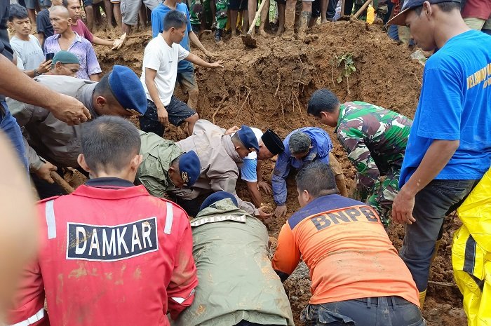 Proses evakuasi korban meninggal dunia yang tertimbun longsor di Kabupaten Padang Pariaman, Sumatra Barat. (Dok. BPBD Kabupaten Padang Pariaman.)