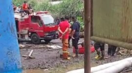 Petugas gabungan melakukan penyedotan air di sisi Jalan Nasional Padang Panjang - Bukit Tinggi, Kabupaten Tanah Datar. (Dok. BPBD Kabupaten Tanah Datar)