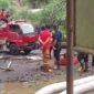 Petugas gabungan melakukan penyedotan air di sisi Jalan Nasional Padang Panjang - Bukit Tinggi, Kabupaten Tanah Datar. (Dok. BPBD Kabupaten Tanah Datar)