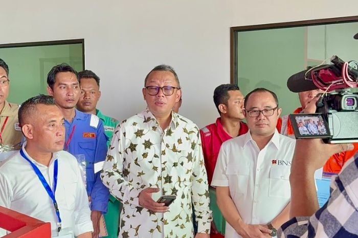 Foto : Ketua BNSP Syamsi Hari, bersama peserta sertifikasi welder CPMI tujuan Korea Selatan di LPK Geweld Batam. Sertifikasi yang berlangsung pada 14-16 Juni 2024. (Doc.Ist)