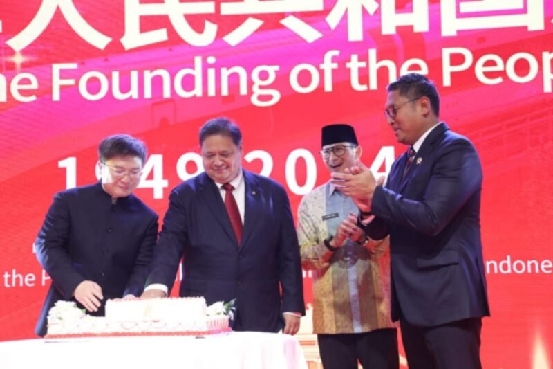 Wakil Menteri Pertanian (Wamentan) Sudaryono (Kanan) saat menghadiri undangan dalam acara National Day Reception of the Chinese Embassy in Indonesia di Jakarta, Kamis 19 September 2024 malam. (Dok. Kementerian Pertanian) 