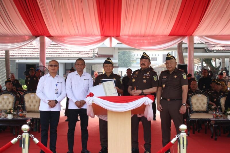 Foto : Ketua BNSP menunjukkan LSP kepada Jaksa Agung Burhanuddin, disaksikan Wakil Jaksa Agung Feri Wibisono dan Kabadiklat Rudi Margono. (Doc.Ist)