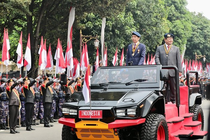 Joko Widodo (Jokowi) dan presiden terpilih Prabowo Subianto tampil kompak di Apel Pengamanan Pelantikan Presiden dan Wakil Presiden. (Dok. Tim Media Prabowo Subianto)