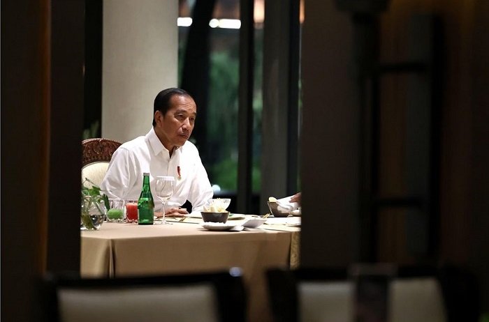 Presiden Joko Widodo (Jokowi) dan Presiden Terpilih Prabowo Subianto santap malam dan berdiskusi di sebuah restoran di Plataran Gelora Bung Karno (GBK). (Instagram..com @prabowo)