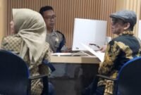 Korban pencemaran nama baik Astri Febrian Syamsir dan Kuasa Hukum Kakiptra Ampera SH LLM di Polda Metro Jakarra. (Dok. Kapitra Ampera Law Office)

