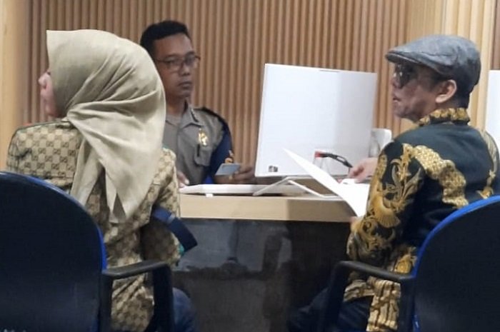 Korban pencemaran nama baik Astri Febrian Syamsir dan Kuasa Hukum Kakiptra Ampera SH LLM di Polda Metro Jakarra. (Dok. Kapitra Ampera Law Office)

