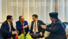 Presiden RI Prabowo Subianto tertangkap kamera berbincang akrab bersama sejumlah pemimpin negara di balik layar KTT G20 Brasil 2024. (Dok. Tim Media Prabowo)

