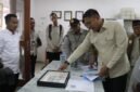Wakil Menteri Pertanian Sudaryono saat berkunjung ke Balai Besar Peramalan Organisme Pengganggu Tumbuhan (BBPOP) Karawang, Jawa Barat, Kamis, 15 Mei 2025. (Dok. Kementerian Pertanian)