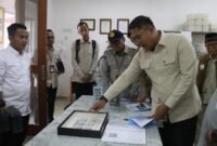 Wakil Menteri Pertanian Sudaryono saat berkunjung ke Balai Besar Peramalan Organisme Pengganggu Tumbuhan (BBPOP) Karawang, Jawa Barat, Kamis, 15 Mei 2025. (Dok. Kementerian Pertanian)