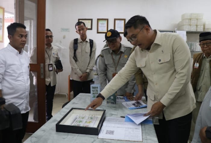Wakil Menteri Pertanian Sudaryono saat berkunjung ke Balai Besar Peramalan Organisme Pengganggu Tumbuhan (BBPOP) Karawang, Jawa Barat, Kamis, 15 Mei 2025. (Dok. Kementerian Pertanian)