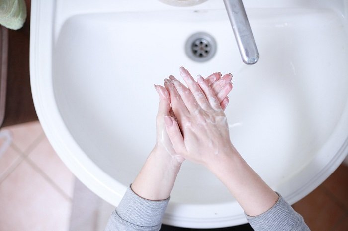 Seseorang mencuci tangan dengan sabun cair di wastafel umum. (Pixabay.com/RoonzNL)