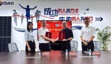 Photo&nbsp;of&nbsp;the&nbsp;two&nbsp;parties&nbsp;signing&nbsp;the&nbsp;agreement