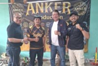 Wakil Ketua Bidang Perencanaan Koni DKI Alhan Hudri (Kiri) bersama pengerajin gelasan Zeni Angker, Sekjen Koni Ade Lukman, dan Ketua Umum PERLASI H. Essa Muhammad. (Dok. PERLASI)